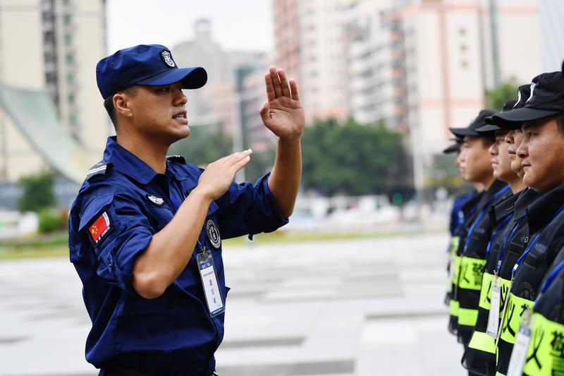 深圳晶報(bào)：戰(zhàn)“疫”中的保安故事|李少龍：關(guān)鍵時(shí)刻堅(jiān)定前行，迎難而上