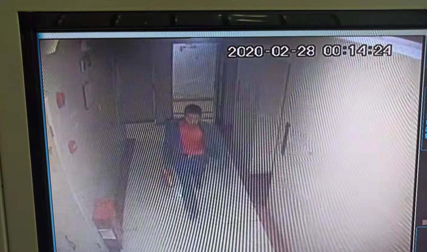 挺身而出!保安員化身“救火英雄”(圖2) 挺身而出!保安員化身“救火英雄”(圖2)