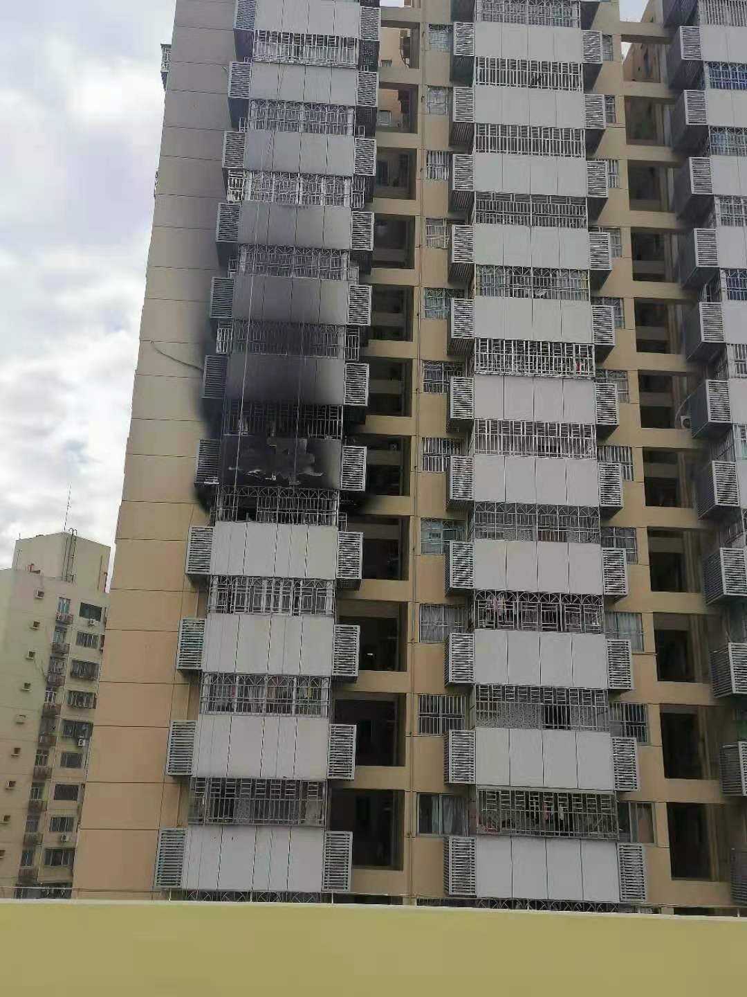 挺身而出!保安員化身“救火英雄”(圖3) 挺身而出!保安員化身“救火英雄”(圖3)