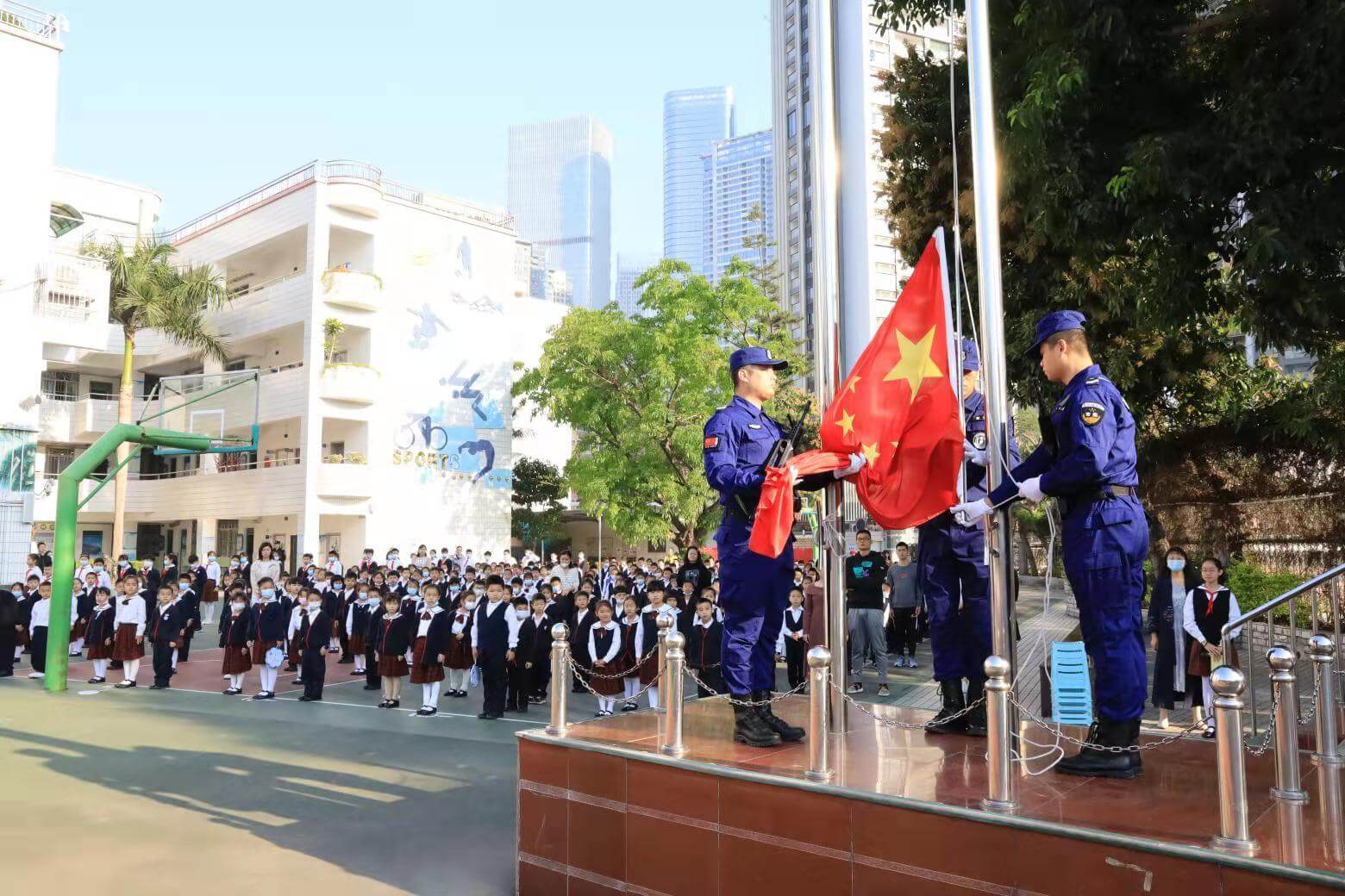 飛揚的國旗下盡心守護校園平安(圖2) 飛揚的國旗下盡心守護校園平安(圖2)