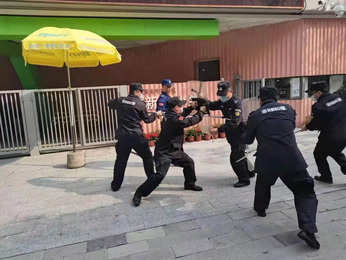 飛揚的國旗下盡心守護校園平安(圖4) 飛揚的國旗下盡心守護校園平安(圖4)